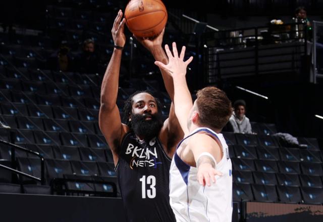  东契奇末节独砍18分，独行侠终结太阳九连胜  